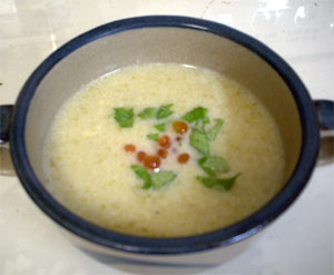 マルショウ料理レシピ　いくらの料理：セロリのスープ　いくら乗せ
